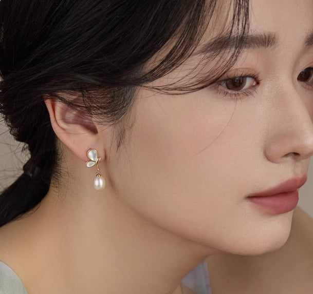 White butterfly shell niche earrings
