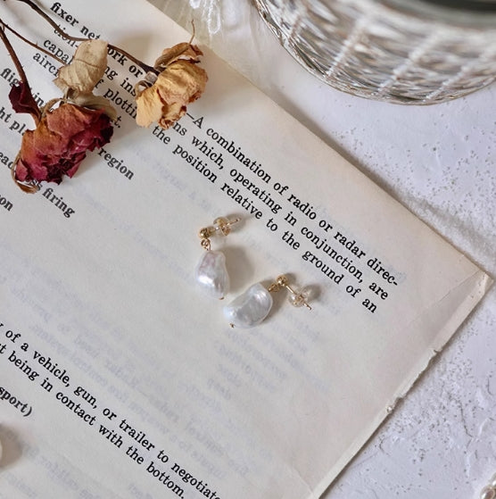 Simple and exquisite cold light Baroque freshwater pearl earrings