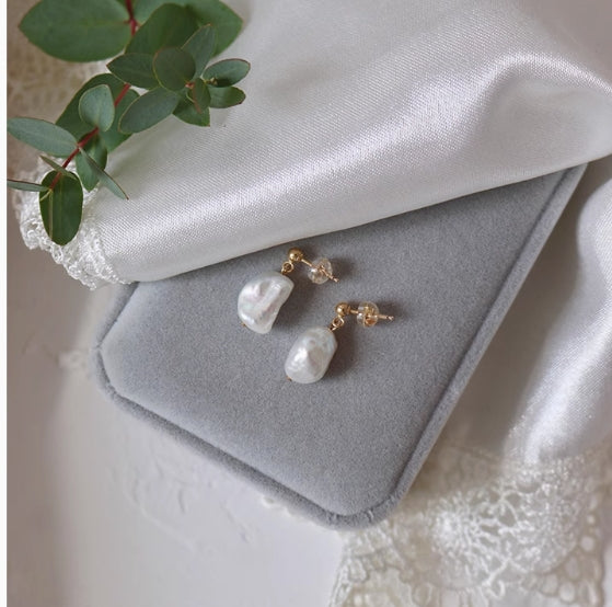 Simple and exquisite cold light Baroque freshwater pearl earrings