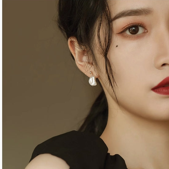 Simple and exquisite cold light Baroque freshwater pearl earrings