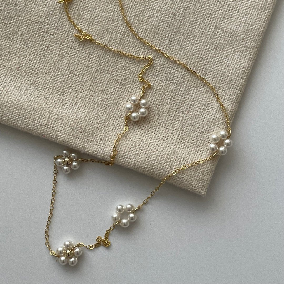 Small flowers pearl necklace