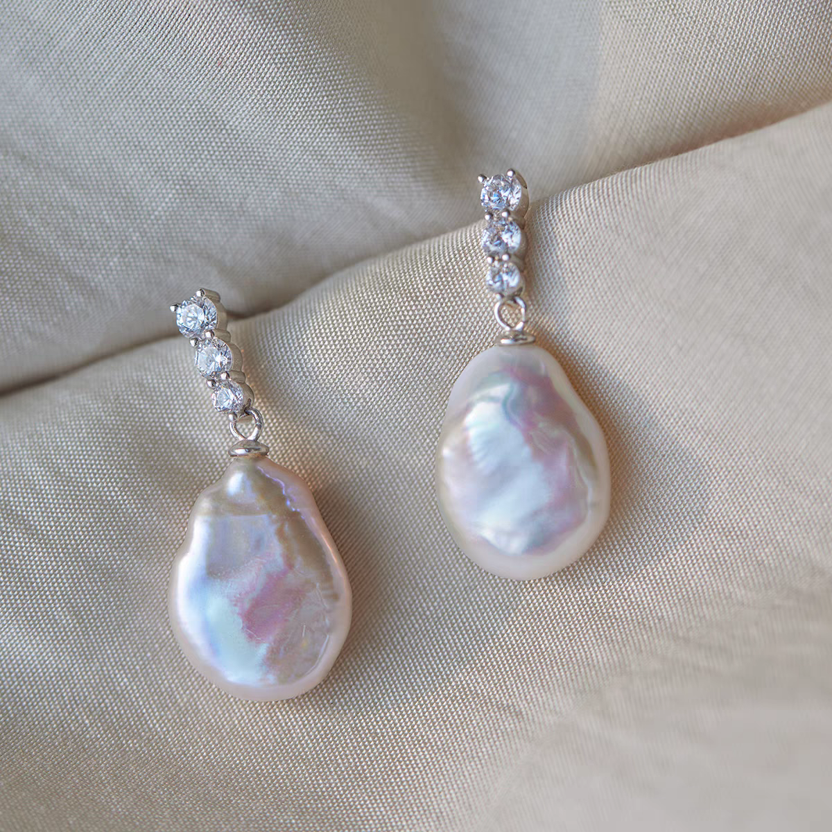 Crocus pearl earrings