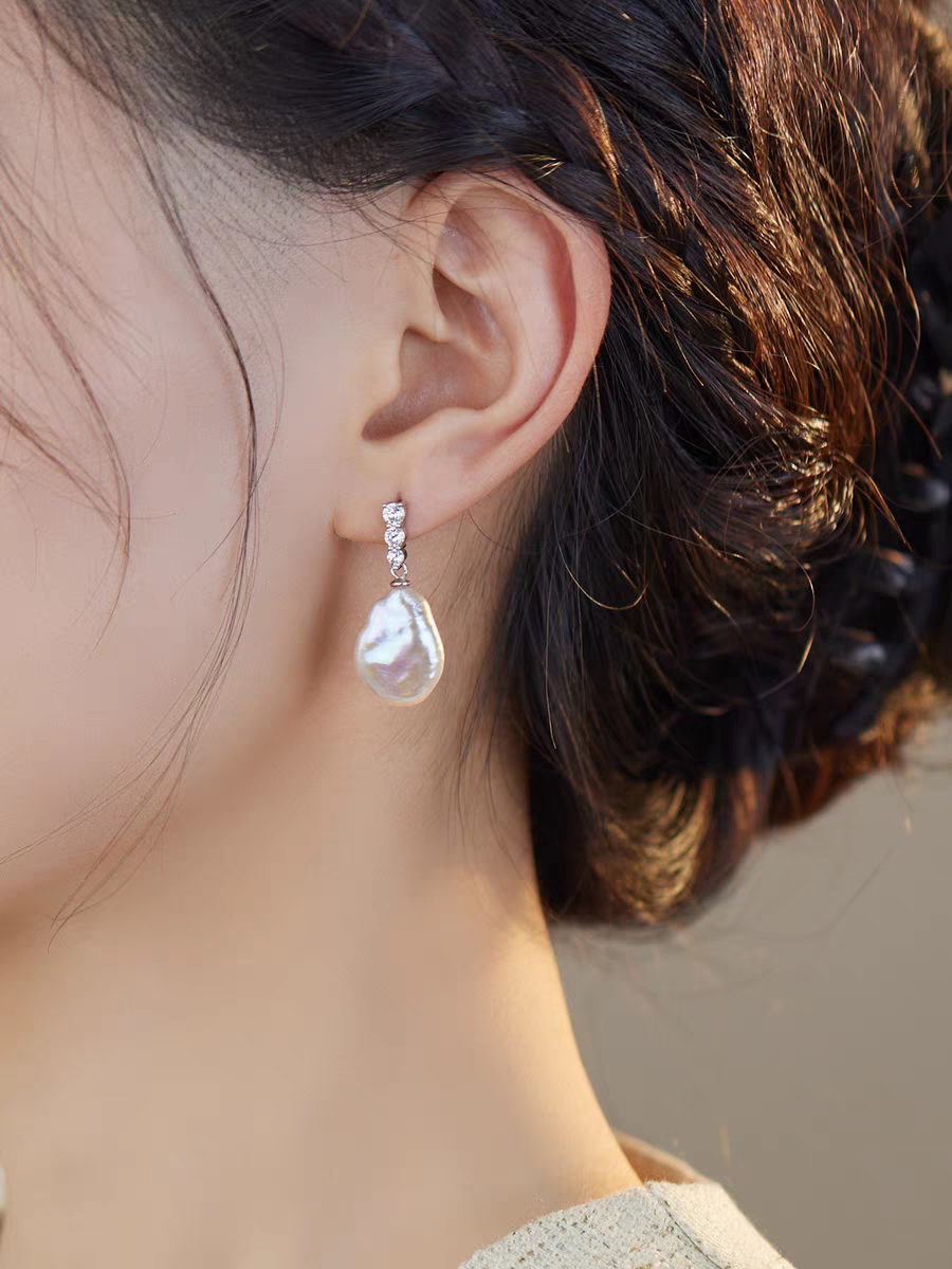 Crocus pearl earrings