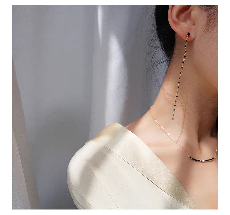 Gardenia black spinel necklace