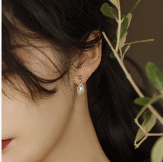 Simple and exquisite cold light Baroque freshwater pearl earrings