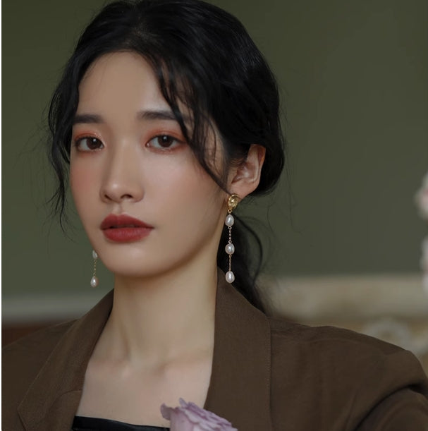 Retro and versatile long pearl earrings