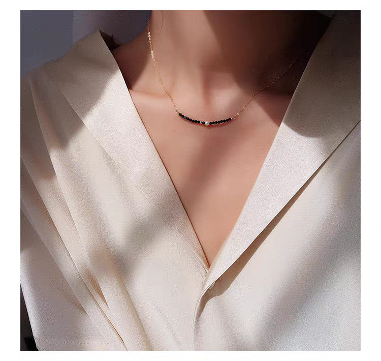 Gardenia black spinel necklace